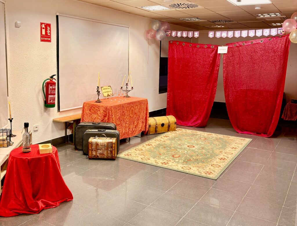 “Escenario del juego inmersivo Asesinato en el Orient Express ya montado en Calafell con decoración temática