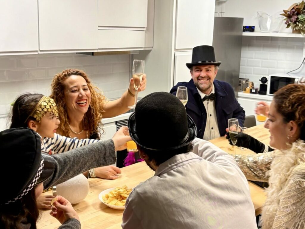 chicos brindando en el local de calafell